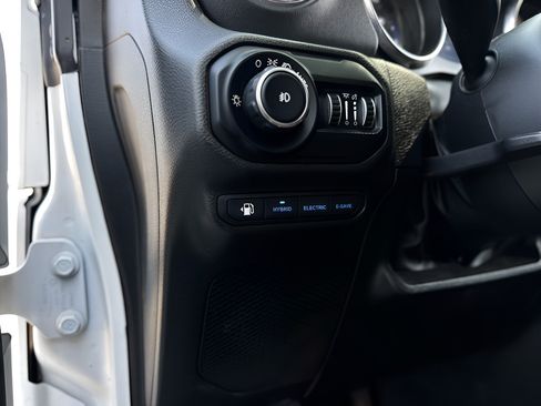 Used 2022 Jeep Wrangler Unlimited Rubicon 4xe AWD/4WD image 17