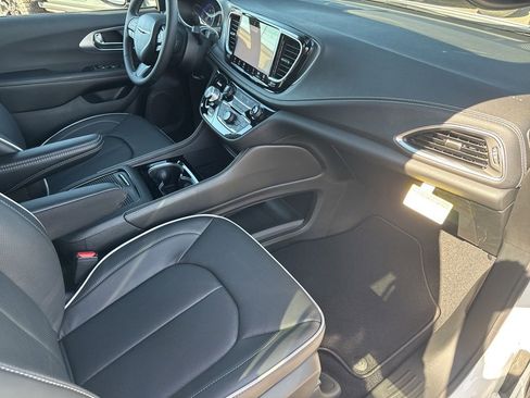 New 2026 Chrysler Pacifica Limited w/ S Appearance Package image 32