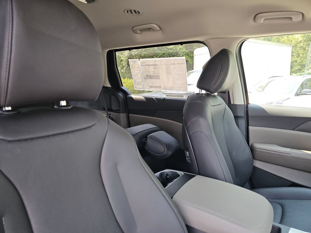 New 2026 Kia Carnival EX FWD image 33