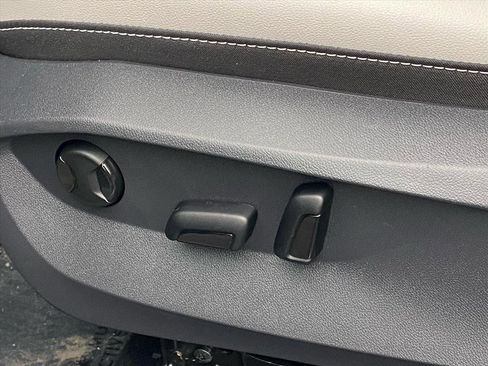 Used 2025 Volkswagen Taos SE image 15