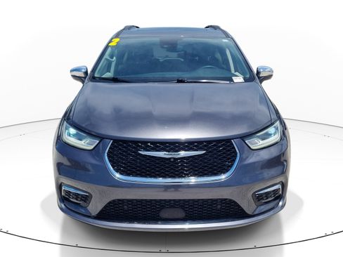 Used 2022 Chrysler Pacifica Limited AWD/4WD image 2