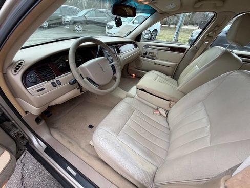 Used 2006 Lincoln Town Car Signature image 9