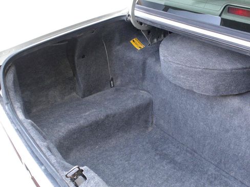 Used 1997 Lincoln Town Car Signature RWD image 10