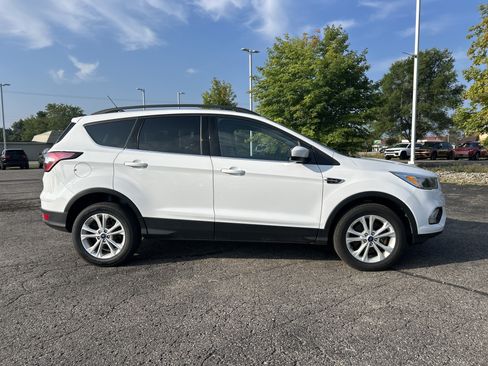 Used 2018 Ford Escape SE w/ SE Sync 3 Package AWD/4WD image 3