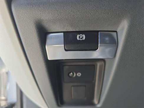 Used 2023 Land Rover Defender 130 X-Dynamic SE image 27