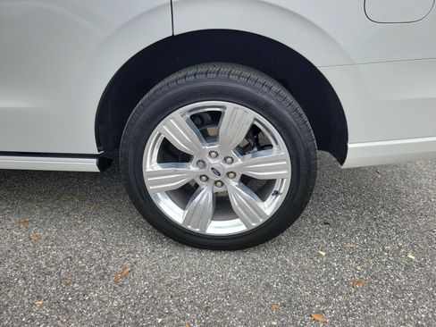 Used 2024 Ford Expedition Platinum AWD/4WD image 5