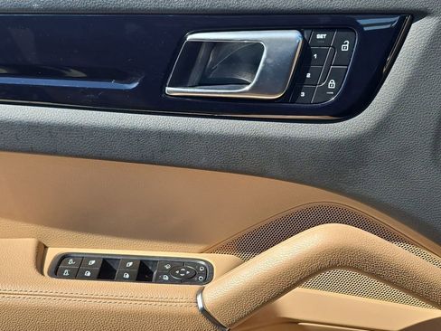 Certified 2023 Porsche Cayenne AWD/4WD image 32