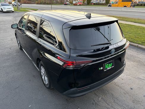 Used 2023 Toyota Sienna LE image 9