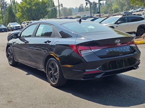 Used 2023 Hyundai Elantra SEL FWD image 5