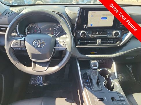 Used 2024 Toyota Highlander XLE FWD image 4