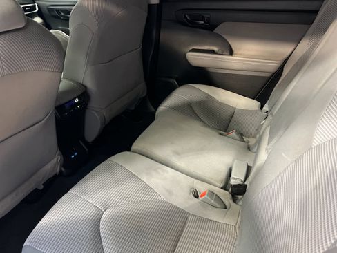 Used 2022 Toyota Highlander L image 4