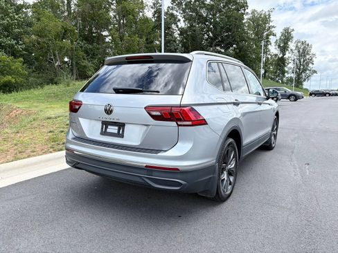 Used 2023 Volkswagen Tiguan SE w/ Panoramic Sunroof Package FWD image 9