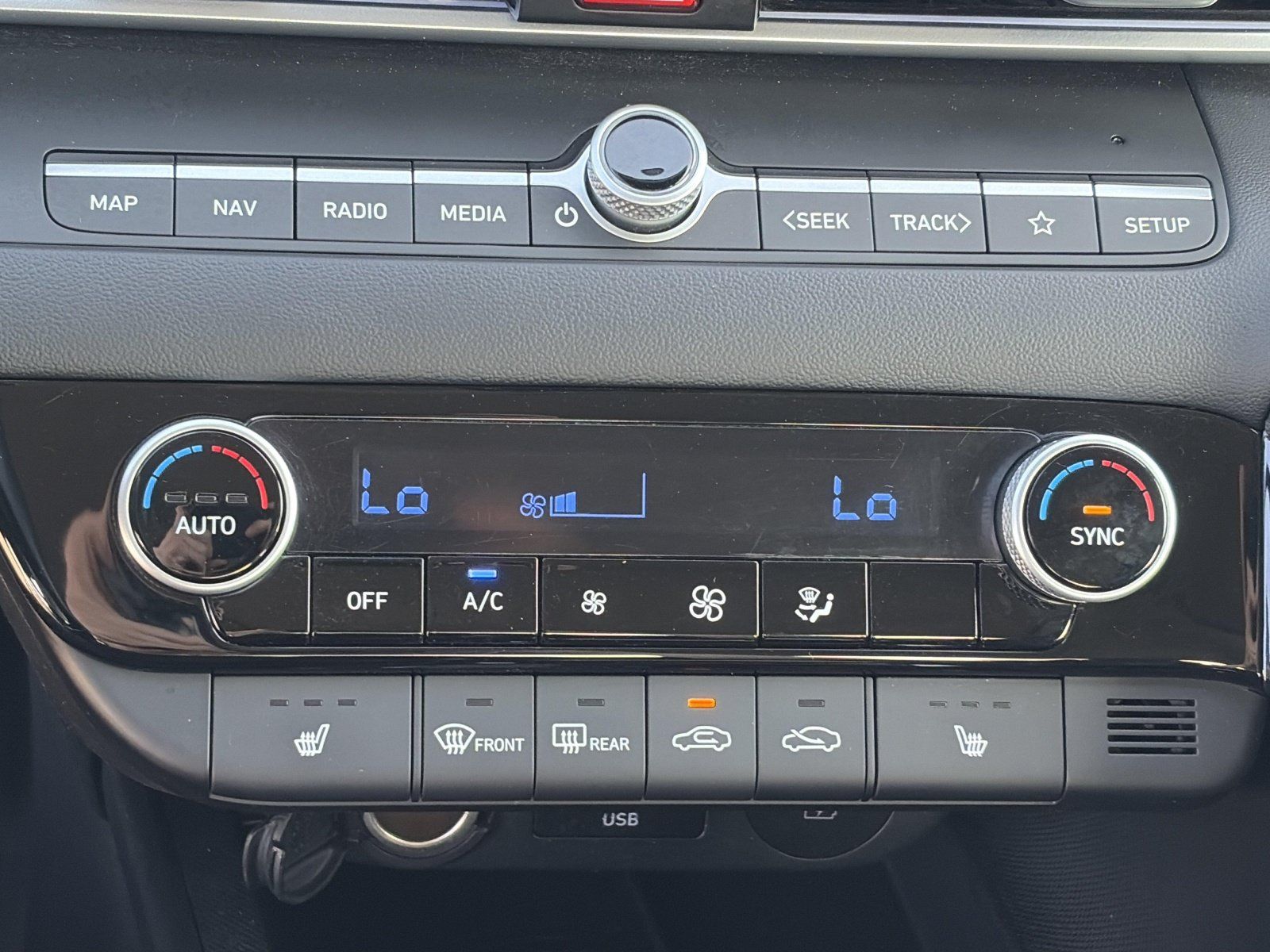 Certified 2025 Hyundai Elantra Limited FWD image 21