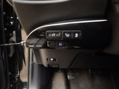 Used 2021 Toyota Prius LE FWD image 7