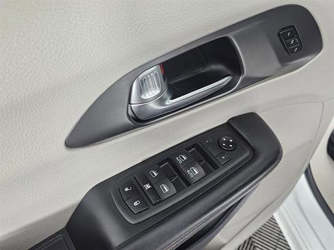 Used 2020 Chrysler Pacifica Touring-L image 43