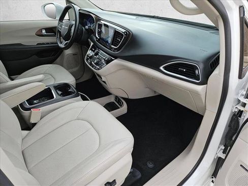 Used 2017 Chrysler Pacifica Touring-L Plus image 24