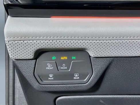 Used 2024 Volkswagen Atlas Peak Edition SEL AWD/4WD image 9