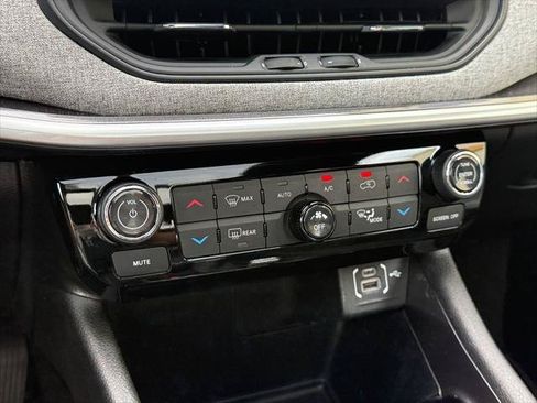 Certified 2023 Jeep Compass Latitude w/ Sun and Sound Group AWD/4WD image 13