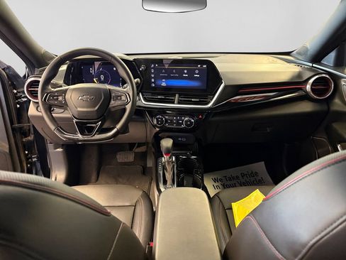 Used 2025 Chevrolet Trax RS w/ Sunroof Package FWD image 23