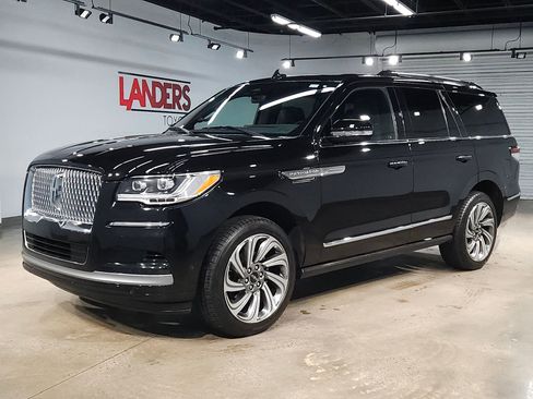 Used 2024 Lincoln Navigator Reserve image 3