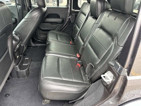 Used 2018 Jeep Wrangler Unlimited Sahara image 11