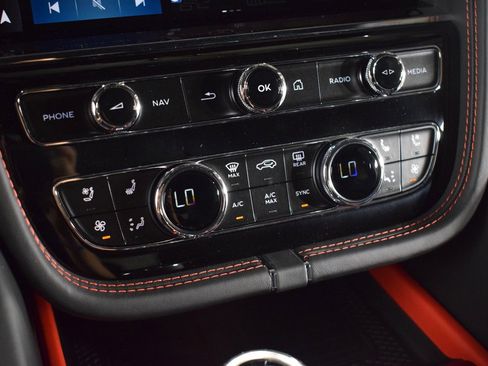 New 2025 Bentley Bentayga AWD/4WD image 34