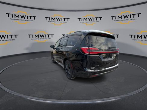 Used 2025 Chrysler Pacifica Limited image 7