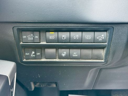 Used 2023 Toyota Tundra Platinum image 6