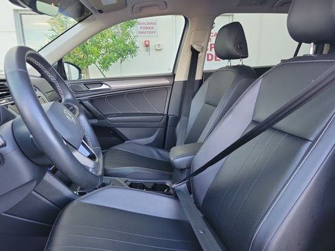 Used 2022 Volkswagen Tiguan SE w/ Panoramic Sunroof Package FWD image 25