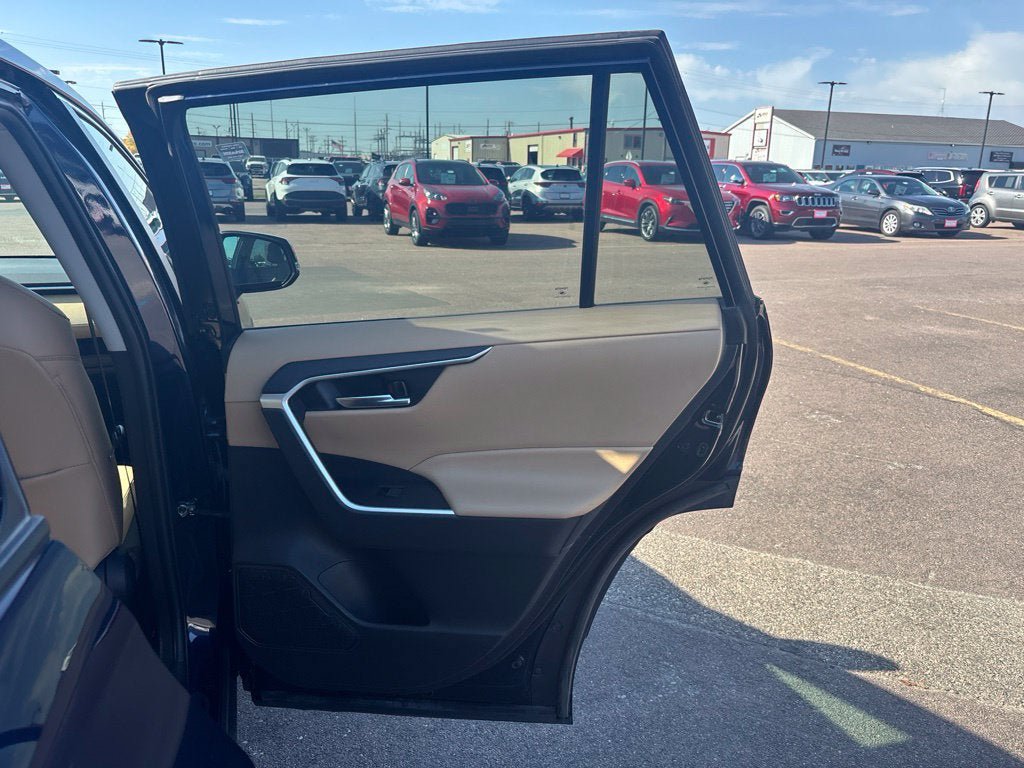 Used 2022 Toyota RAV4 XLE Premium FWD image 37