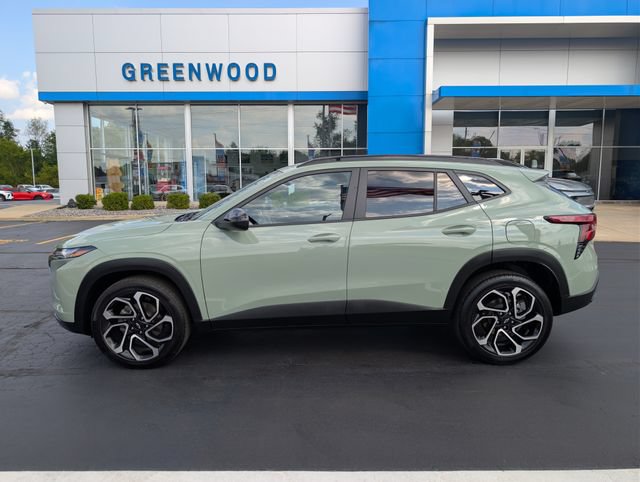 Used 2024 Chevrolet Trax RS w/ Sunroof Package FWD image 2
