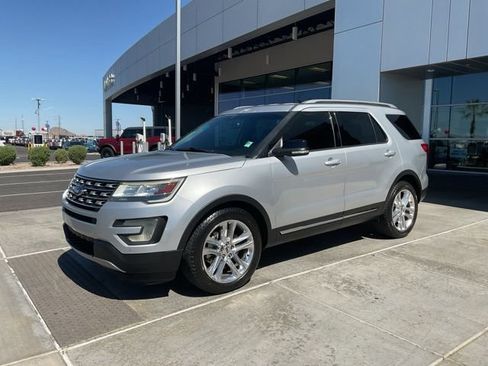 Used 2017 Ford Explorer XLT w/ Equipment Group 202A FWD image 2
