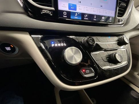 Used 2024 Chrysler Pacifica Touring-L image 15