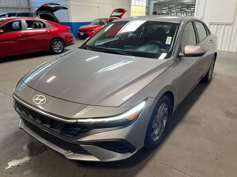 Used 2024 Hyundai Elantra SEL FWD image 7