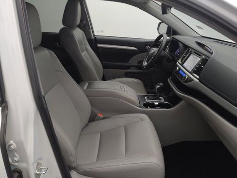 Used 2019 Toyota Highlander XLE image 21