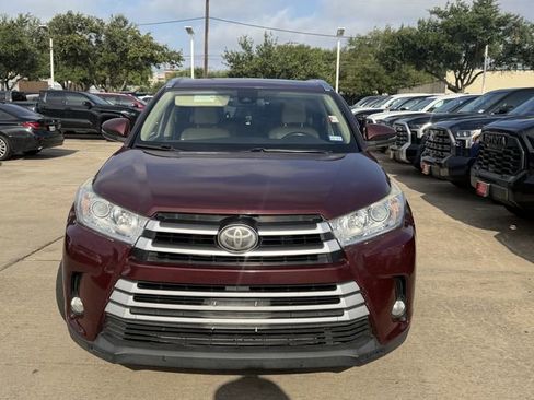 Used 2017 Toyota Highlander XLE AWD/4WD image 2