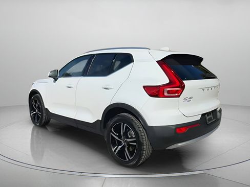 Used 2023 Volvo XC40 B5 Plus image 21