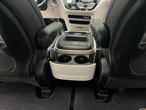 Used 2020 Chrysler Pacifica Touring-L image 28