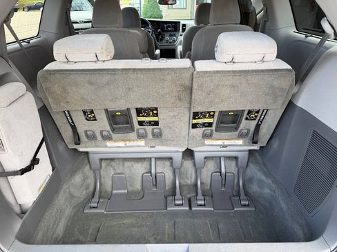 Used 2017 Toyota Sienna LE FWD image 25