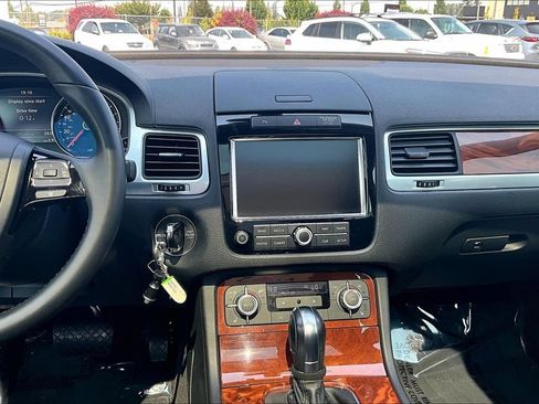 Used 2011 Volkswagen Touareg VR6 AWD/4WD image 8