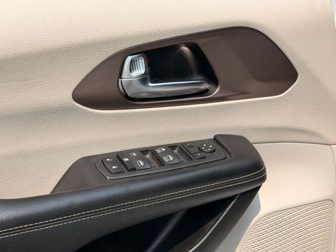 Used 2023 Chrysler Voyager LX FWD image 18