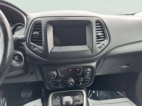 Used 2019 Jeep Compass Latitude w/ Cold Weather Group FWD image 29