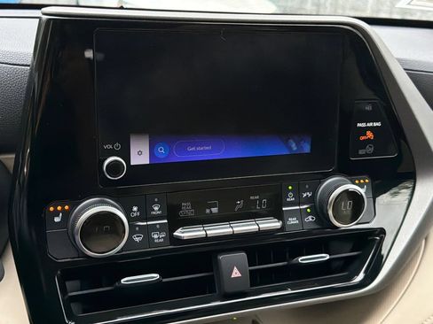 Used 2023 Toyota Highlander XLE AWD/4WD image 29