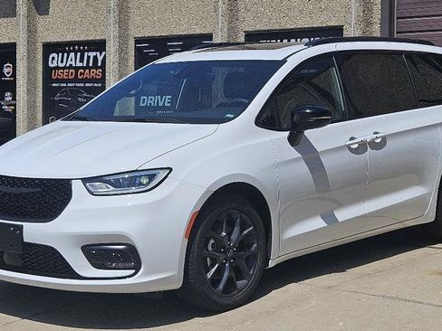 Used 2026 Chrysler Pacifica Limited w/ S Appearance Package FWD image 3