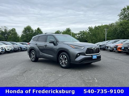 Used 2023 Toyota Highlander XLE FWD image 2