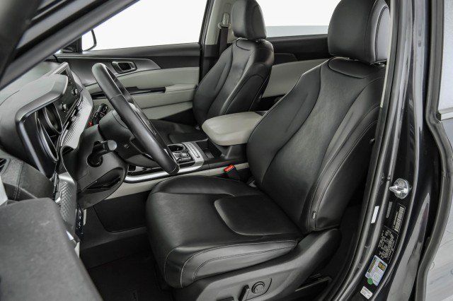 Used 2023 Kia Carnival LX FWD image 31