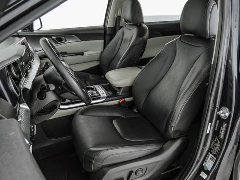 Used 2023 Kia Carnival LX FWD image 31