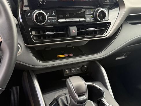 Used 2025 Toyota Highlander XLE FWD image 18