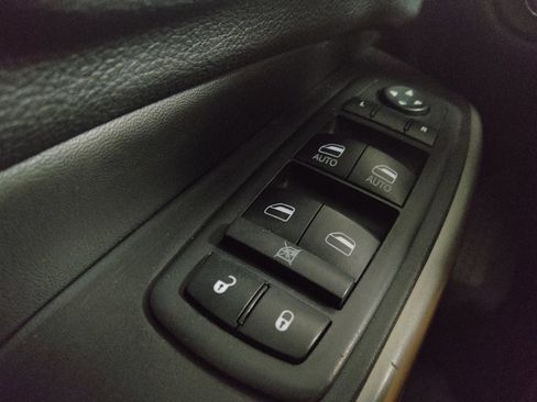 Used 2019 Jeep Cherokee Latitude Plus w/ Comfort/Convenience Group FWD image 27
