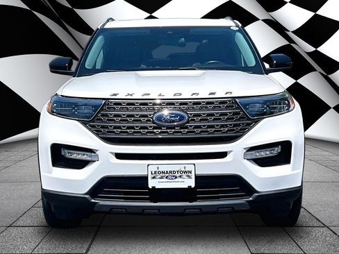 Certified 2022 Ford Explorer XLT w/ Equipment Group 202A AWD/4WD image 3